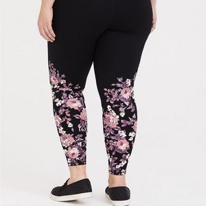Torrid Black and Floral Active Leggins Size 2 XXL